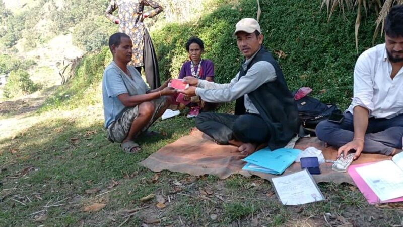 घरदैलो मै पुगि सामाजिक सुरक्षा भत्ता बितरण गर्दै वडा अध्यक्ष भण्डारी