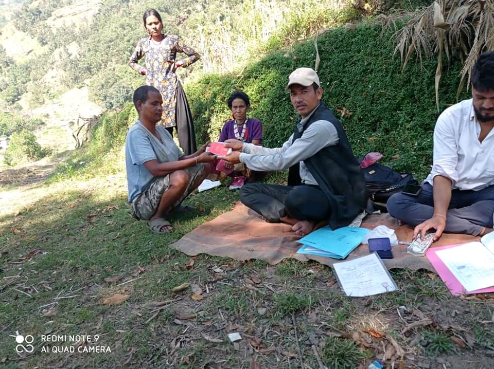 घरदैलो मै पुगि सामाजिक सुरक्षा भत्ता बितरण गर्दै वडा अध्यक्ष भण्डारी