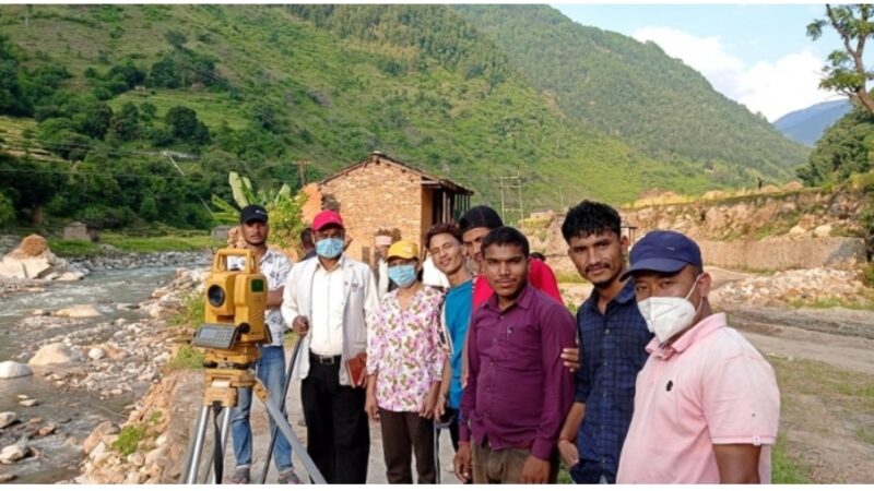 बाढीले तहसनहस बनेका भौतिक संरचनाहरुको पुनः निर्माणमा जुटे गाउँपालिका अध्यक्ष साउद