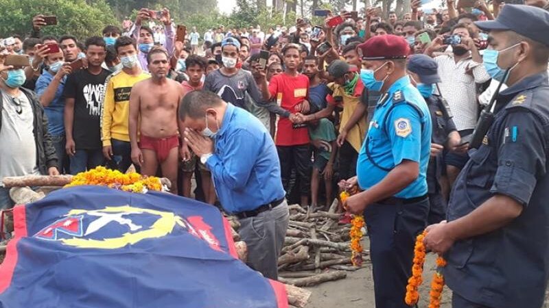 उच्च सम्मानसहित गरियाे असई गोविन्दको अन्त्येष्टि