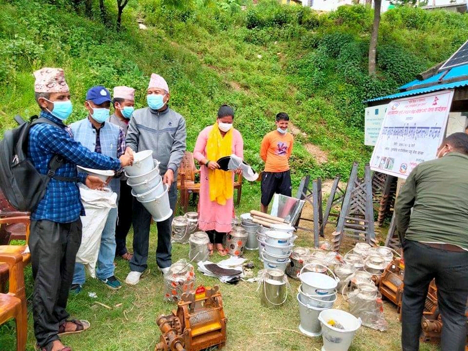 तुर्माखाँद गाउँपालिका द्वारा कृषक समुहका सदस्यहरुलाई कृषी सामाग्रि हस्तान्तरण