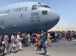 अफगानिस्तानको कारुणिक दृश्य: देश छोड्न विमानमै झुण्डिए मानिसहरु – भिडियो