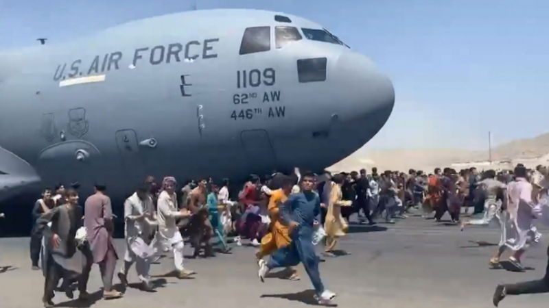 अफगानिस्तानको कारुणिक दृश्य: देश छोड्न विमानमै झुण्डिए मानिसहरु – भिडियो