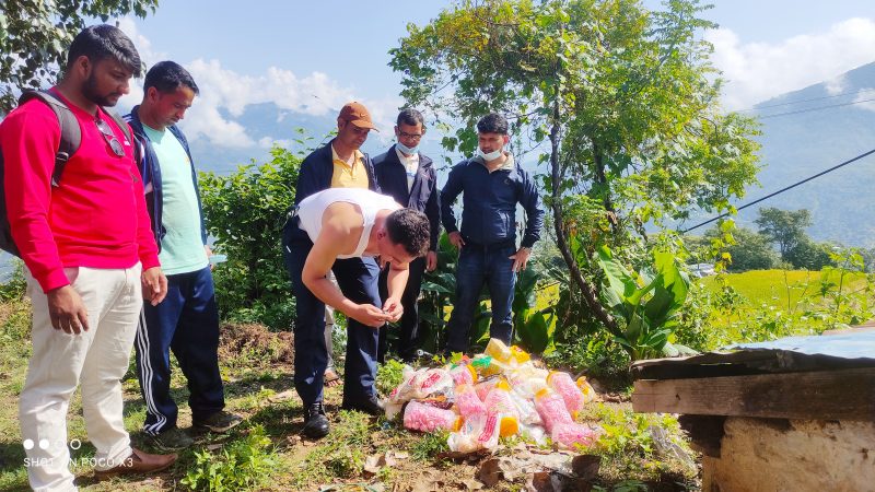 सहायक प्रमुख जिल्ला अधिकारी तिमिल्सैनाको टोलि द्वारा मंगलसेन बजार अनुगमन