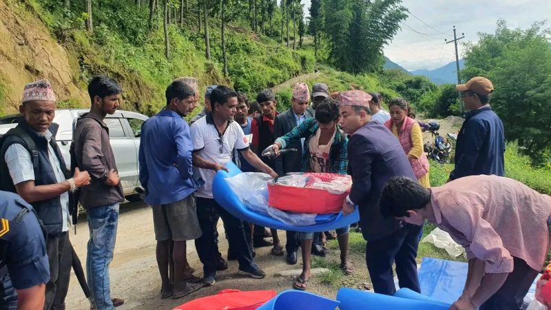 पहिरोका कारण बिस्थापित अछामको बारलाका ३० घर परिवारलाई जिल्ला प्रशासनको राहत