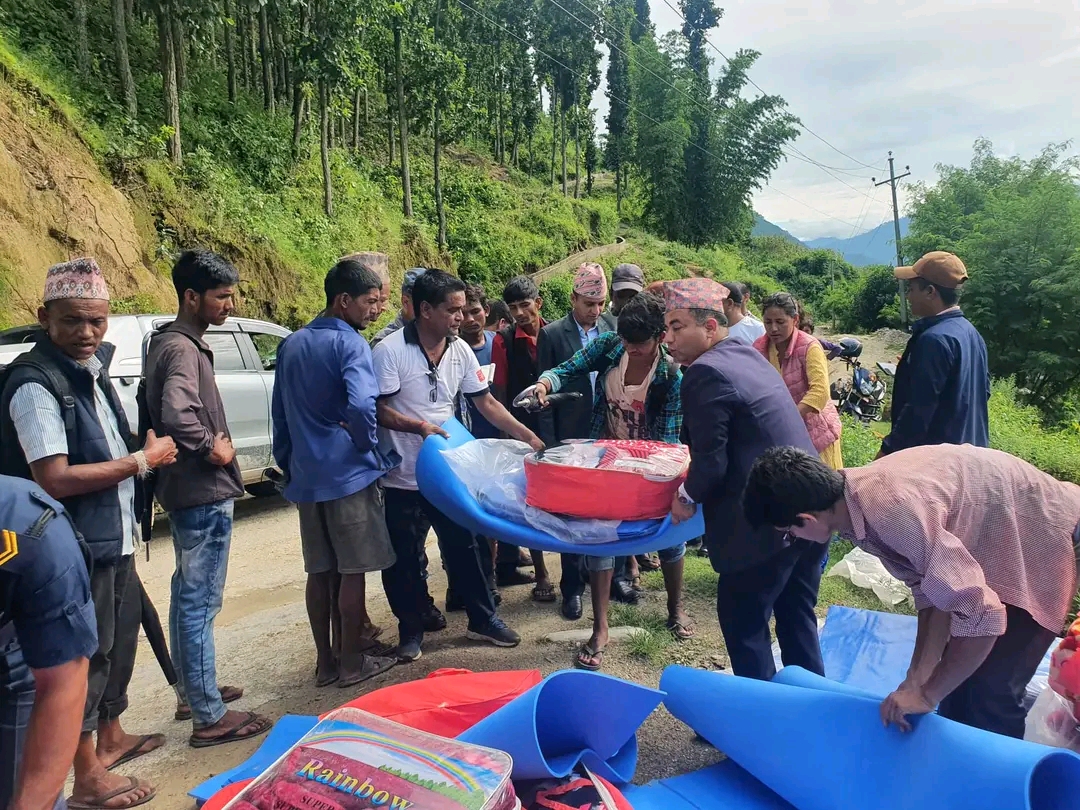 पहिरोका कारण बिस्थापित अछामको बारलाका ३० घर परिवारलाई जिल्ला प्रशासनको राहत