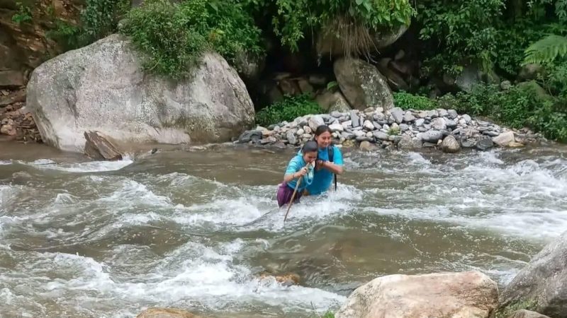 ज्यान जोखिममा राखेर स्वास्थ्य संस्था जाँदै रामारोशनका स्वास्थ्यकर्मी