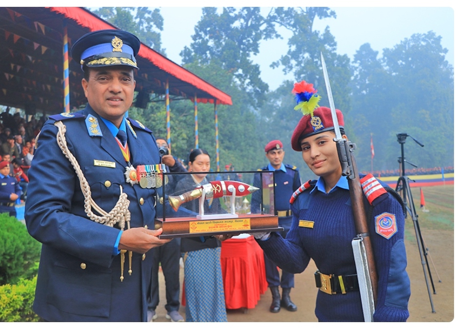 जुनियर प्रहरी अधिकृतहरुको दीक्षान्त : आईजीपी बन्ने सपना बोकेकी अछामकी करिष्मा सर्वोत्कृष्ट