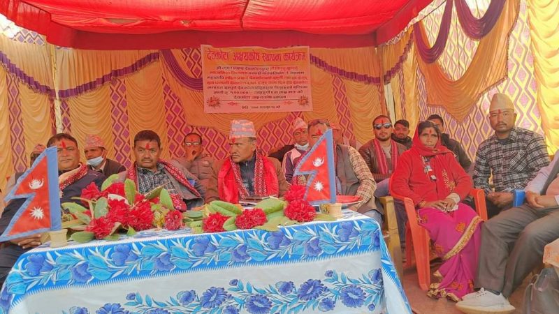 समाजसेवी कृष्ण प्रसाद देवकोटाद्वारा त्रिपूरासुन्दरी मा•वि ढकारी ८ मा “देवकोटा अक्षयकाेष” स्थापना