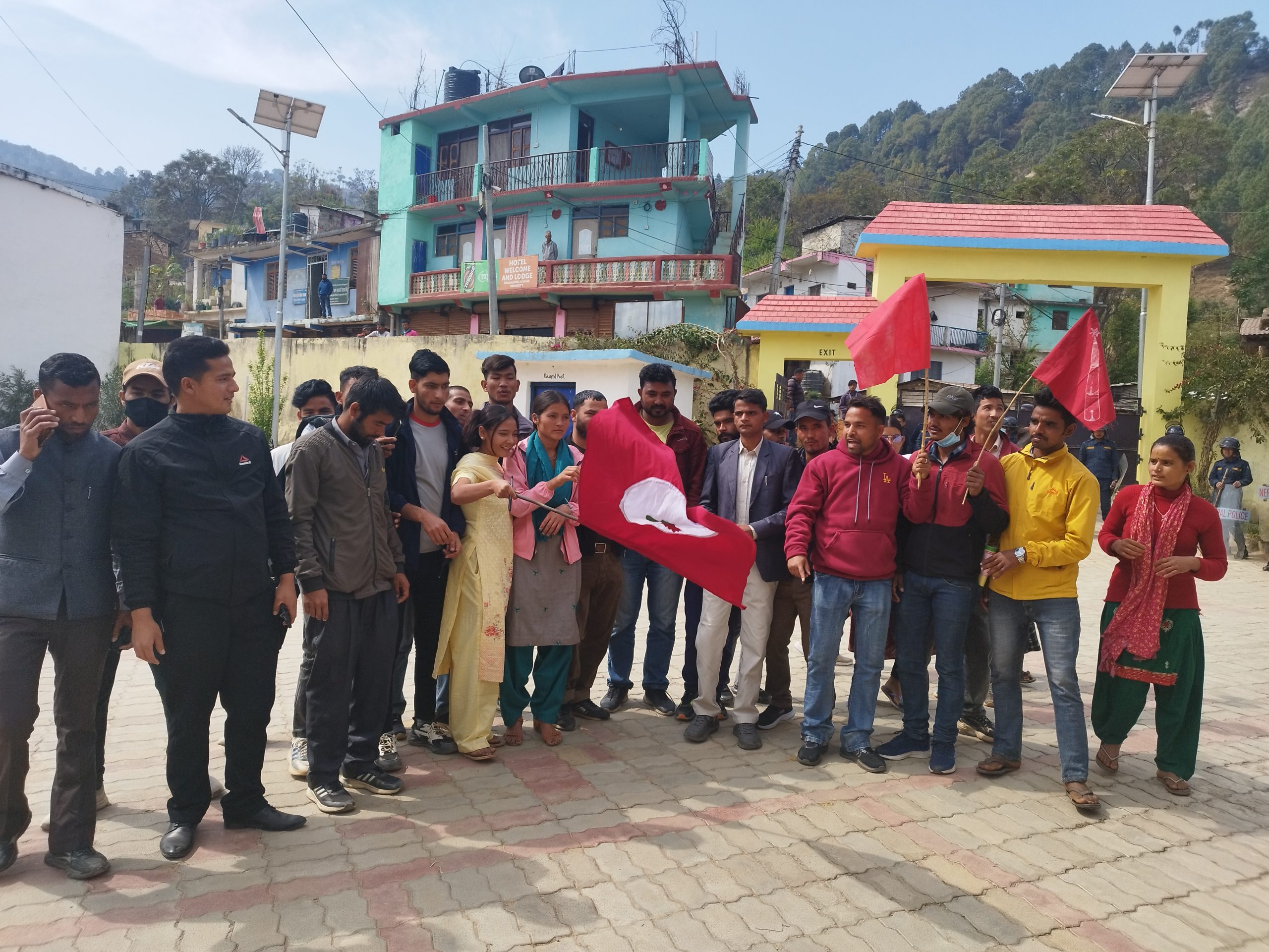 षड्यन्त्र पुर्वक मनोनयन पत्र नदिएको भन्दै नेविसंघ सहित ४ वटा विद्यार्थी संगठन द्वारा अछाम क्याम्पसमा आन्दोलन
