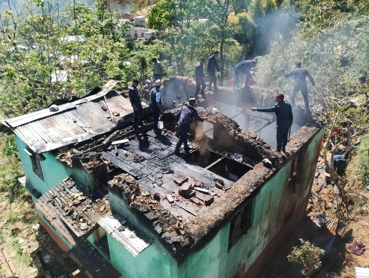 मंगलसेन न•पा कार्यालय नजिकै एक घरमा आगलागी हुँदा घर पुर्ण रूपमा जलेर नस्ट ,प्रहरी द्वारा आगो नियन्त्रण