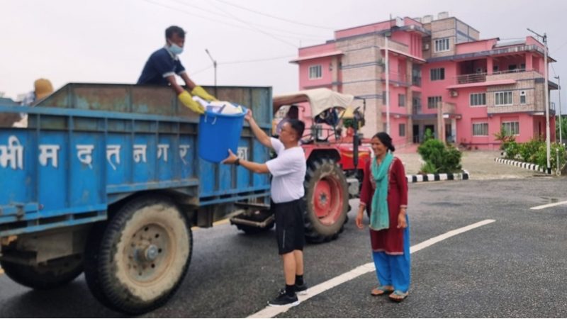 सहसचिव कुरुम्बाङ : जसले हरेक दिन नगरपालिकाको गाडीसम्म पुर्‍याउँछन् कार्यालयको फोहोर