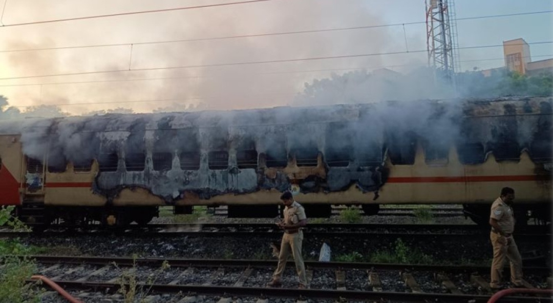 भारतको तमिलनाडुमा तीर्थयात्री बोकेको रेलमा आगलागी : ९ जनाको मृत्यु