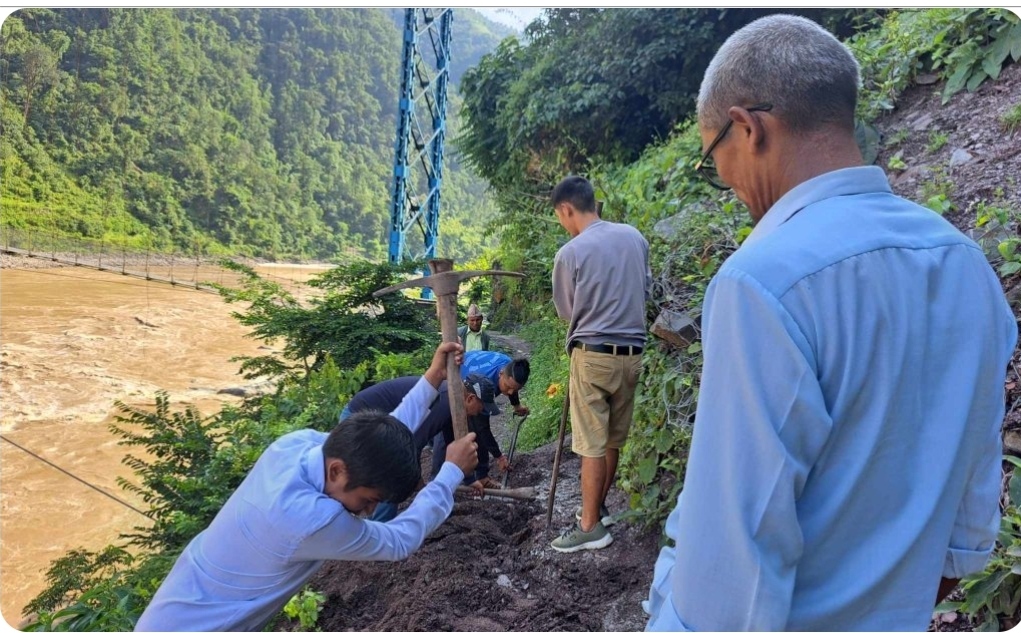 जंगलघाटमा पहिरोले अवरुद्ध बाटो वडा अध्यक्ष महेन्द्र शाहीको अगुवाईमा मर्मत