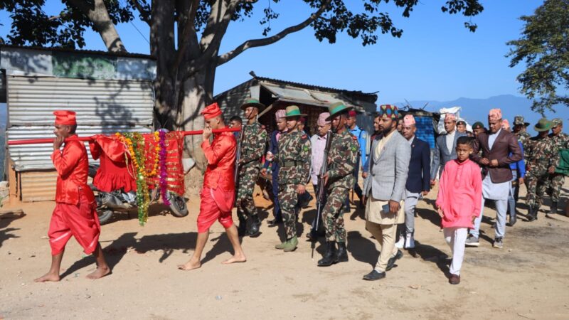 अछाममा बाजागाजा सहित नेपाली सेनाले भित्र्याए फुलपाती