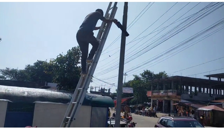 भुक्तानी नदिएपछि ठेकेदारले सडकमा जडान गरिएका सोलार बत्ती खोलेर लगे