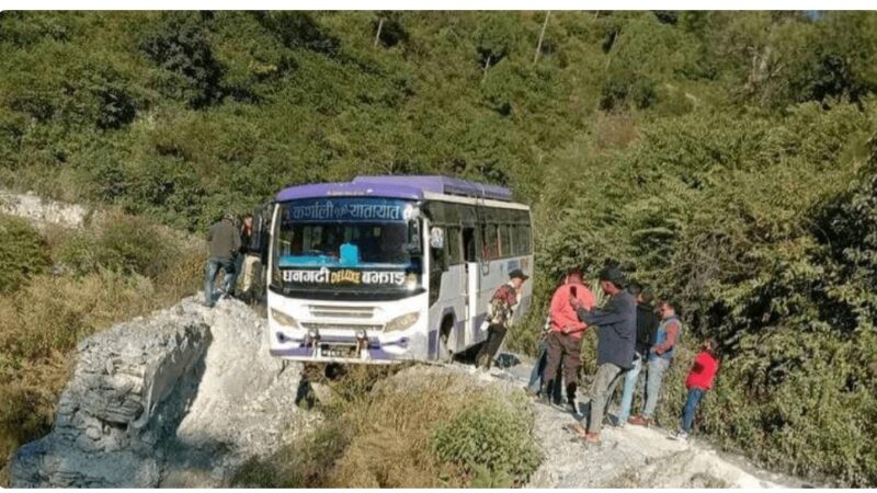 बझाङमा ठुलो दुर्घटनाबाट जोगियो यात्रुवाहक बस