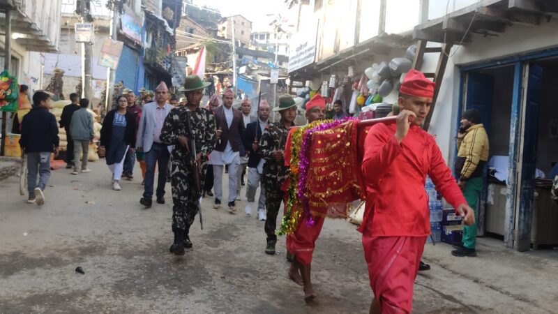 अछाममा बाजागाजा सहित नेपाली सेनाले भित्र्याए फुलपाती