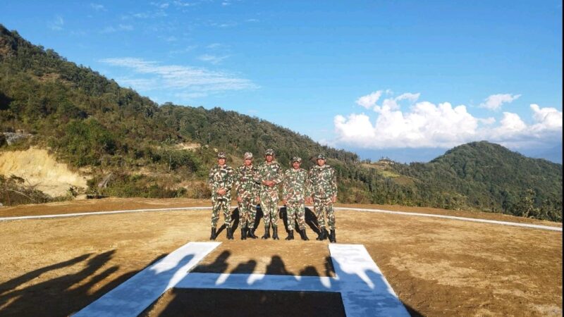 खप्तडको नैनिमा नेपाली सेनाको गोरख बक्स गणद्वारा हेलिप्याड निर्माण