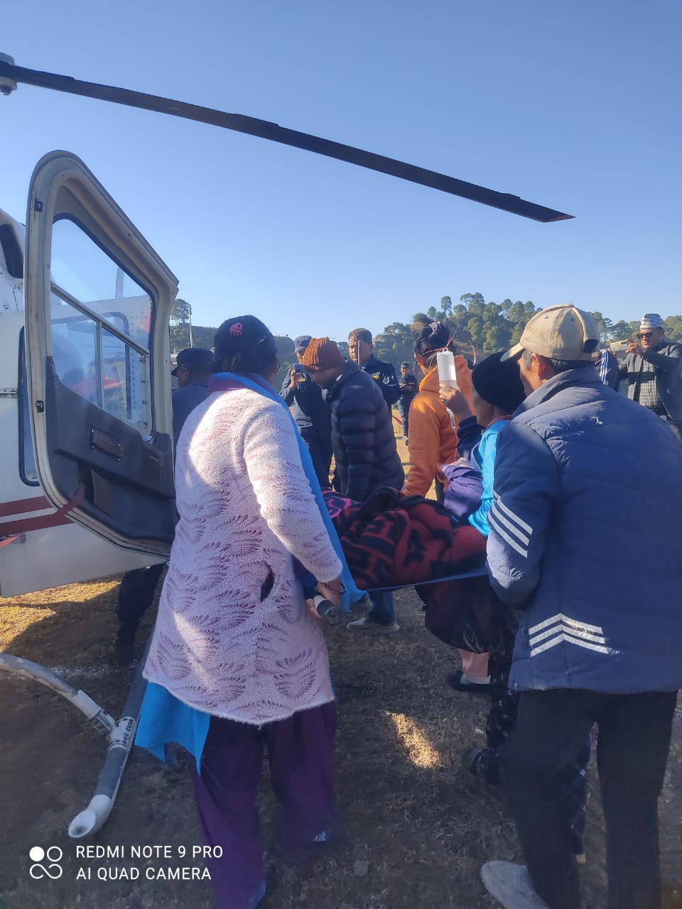 अछामको ढकारीमा भिरबाट लडेर घाईते गर्भवती महिलाको  हेलिकप्टर मार्फत उद्धार