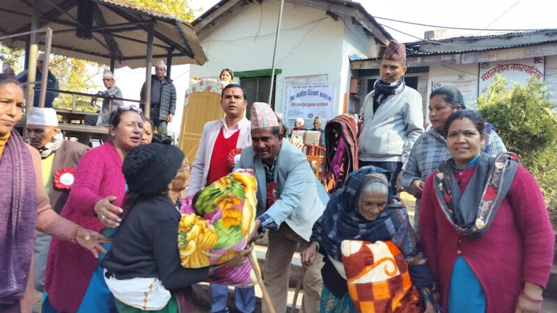 मंगलसेन नगरपालिका वडा नं• ४ र ५ द्वारा जेष्ठ नागरिकहरुलाई न्यानो लुगा बितरण