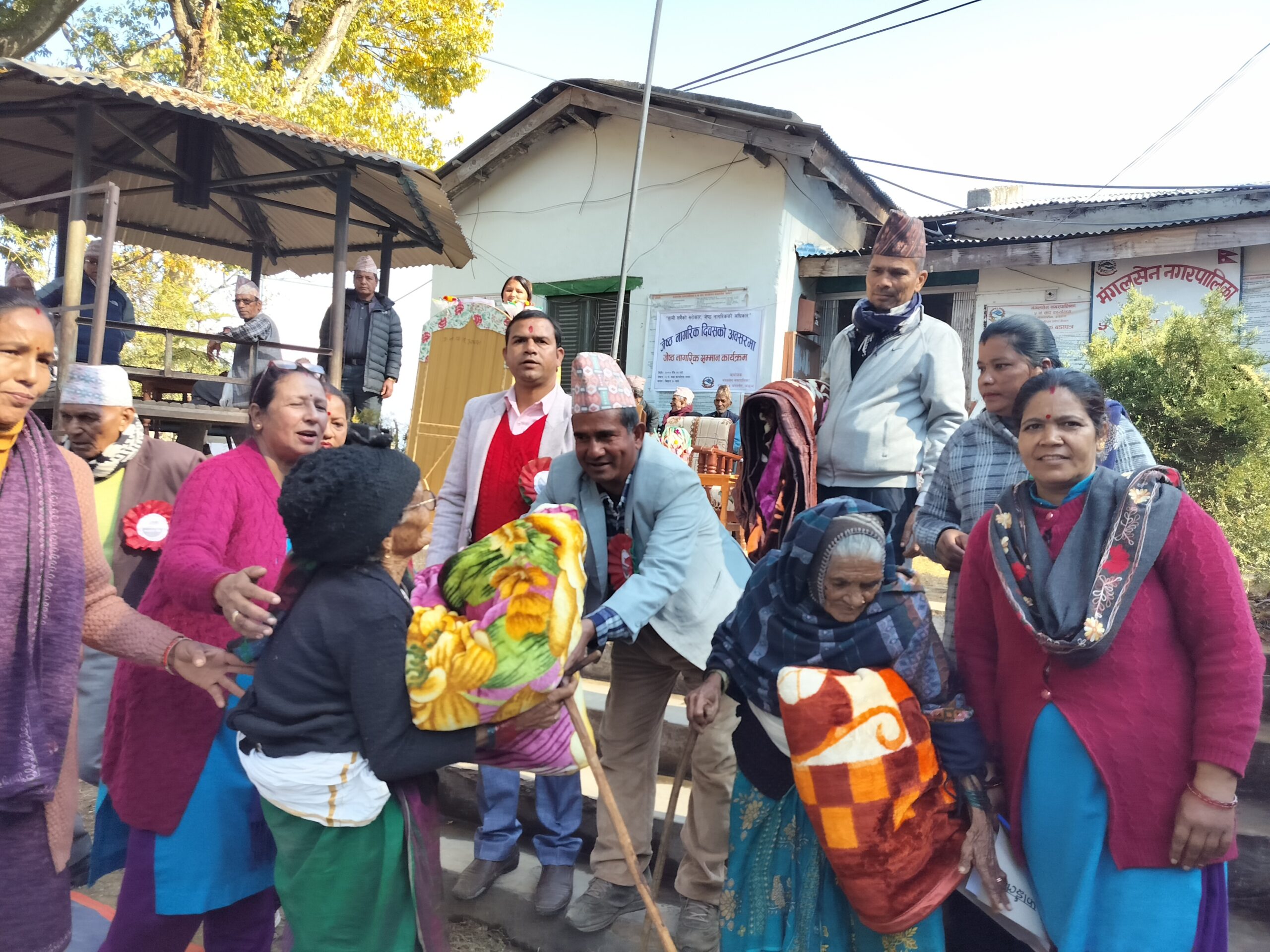 मंगलसेन नगरपालिका वडा नं• ४ र ५ द्वारा जेष्ठ नागरिकहरुलाई न्यानो लुगा बितरण