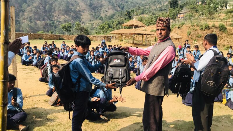आफ्नो जन्मदिनको अवसरमा शैक्षिक सामाग्री बितरण