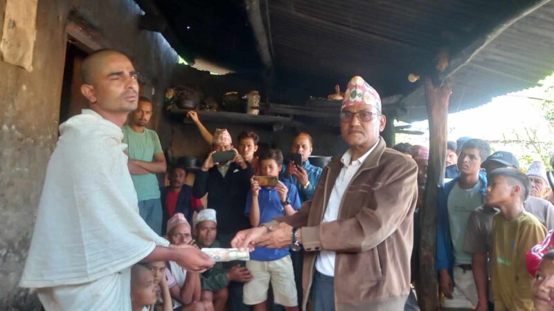 समयमै उपचार नपाएर ज्यान गुमाएकी सरिताका परिवारलाई सांसद शाहको सहयोग