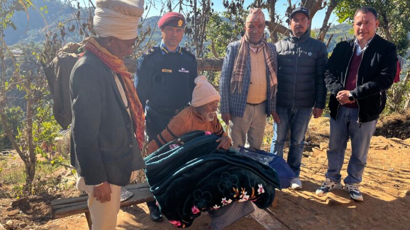 अछाममा ज्येष्ठ नागरिकलाई न्यानो कपडा वितरण 