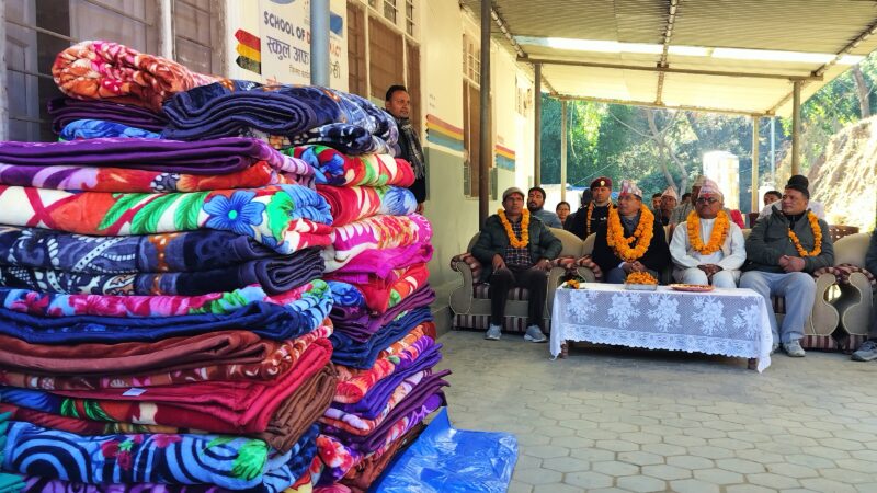 स्कुल अफ डेमोक्रेसी अछामद्वारा जिल्ला अस्पताल अछाममा तातो कम्बल र बेडसेट बितरण