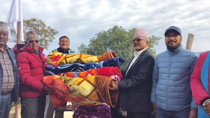 स्कुल अफ डेमोक्रेसी अछामद्वारा दृष्टिविहीन र टुहुरा बिद्यार्थीको लागी तातो कम्बल वितरण 