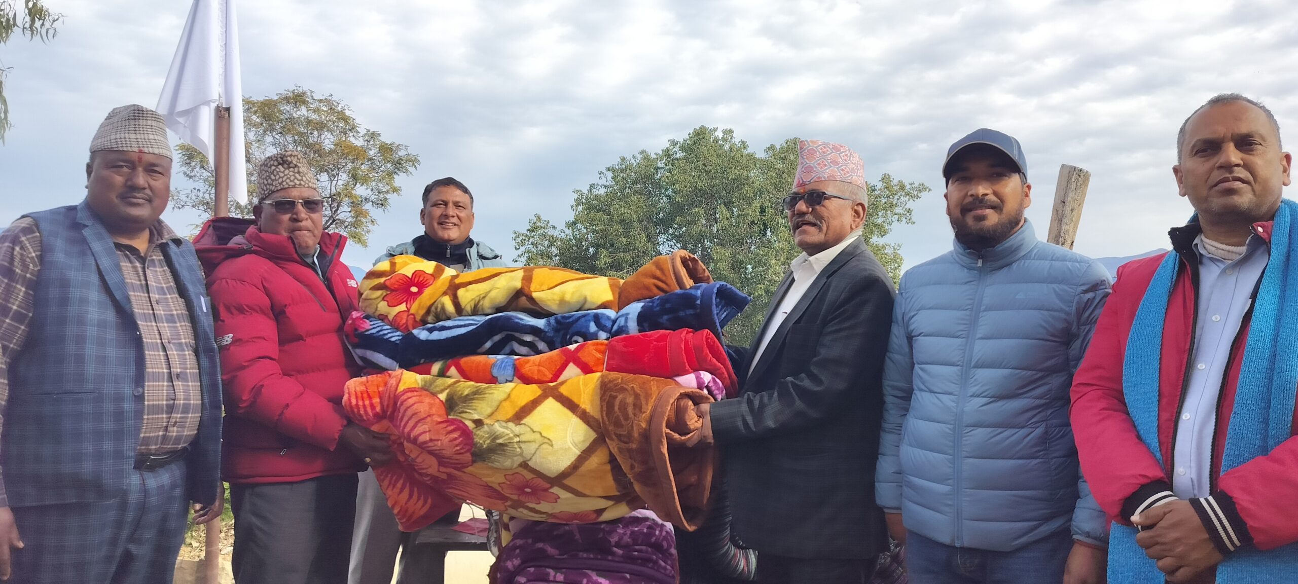 स्कुल अफ डेमोक्रेसी अछामद्वारा दृष्टिविहीन र टुहुरा बिद्यार्थीको लागी तातो कम्बल वितरण