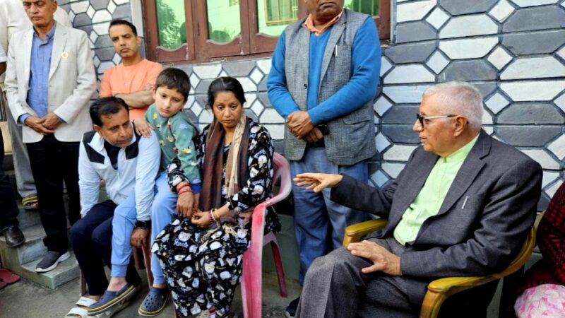प्रकृति लम्सालको परिवारसँग कांग्रेस नेता कोइरालाको भेट