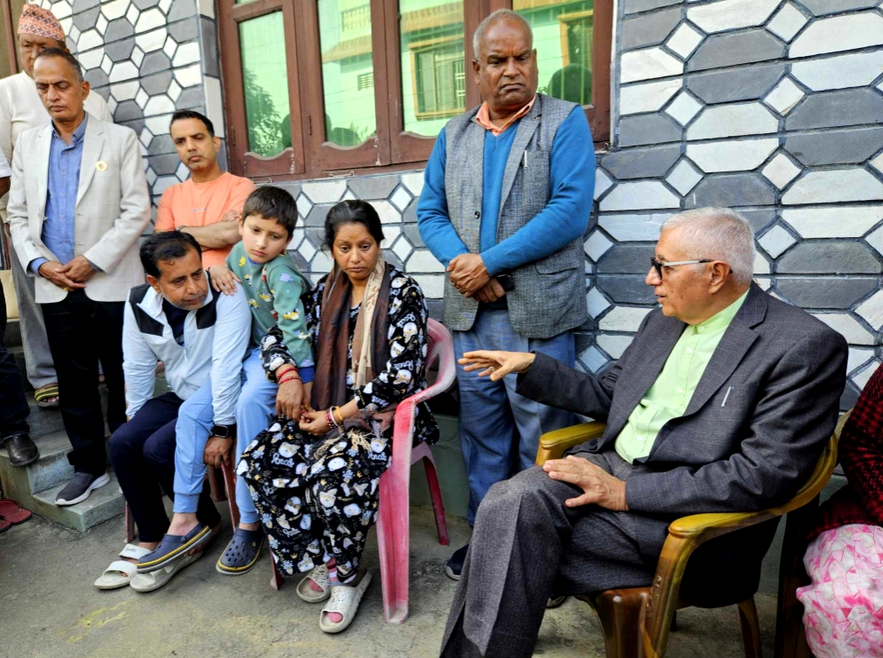 प्रकृति लम्सालको परिवारसँग कांग्रेस नेता कोइरालाको भेट